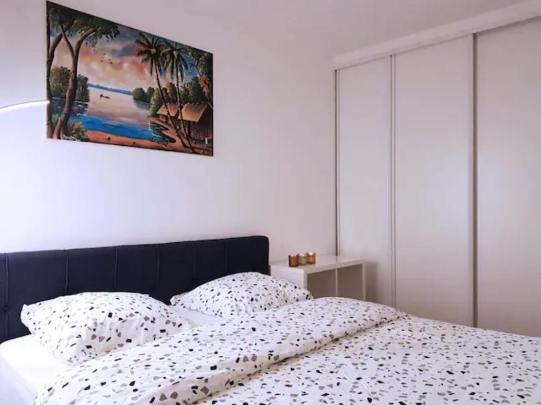 Pretty And Neat Bedroom In My Cosy Appartment. Puteaux Dış mekan fotoğraf